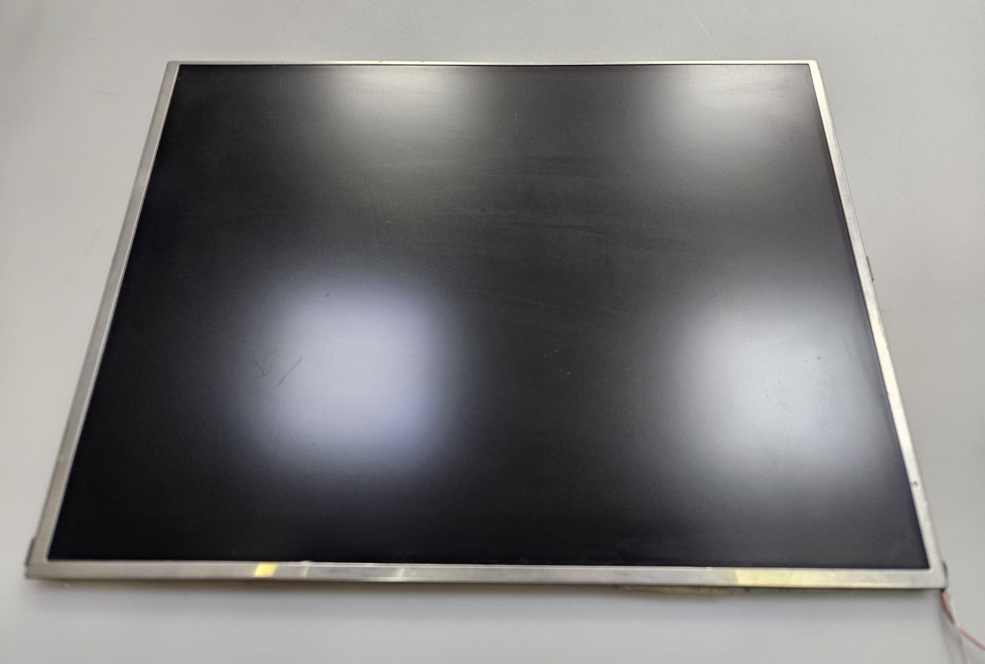 PANTALLA PC | Medidas 28,5cm ancho con marco, 27,7cm sin marco / 21,6cm alto con marco, 21cm alto sin marco | REACONDICIONADO GRADO A